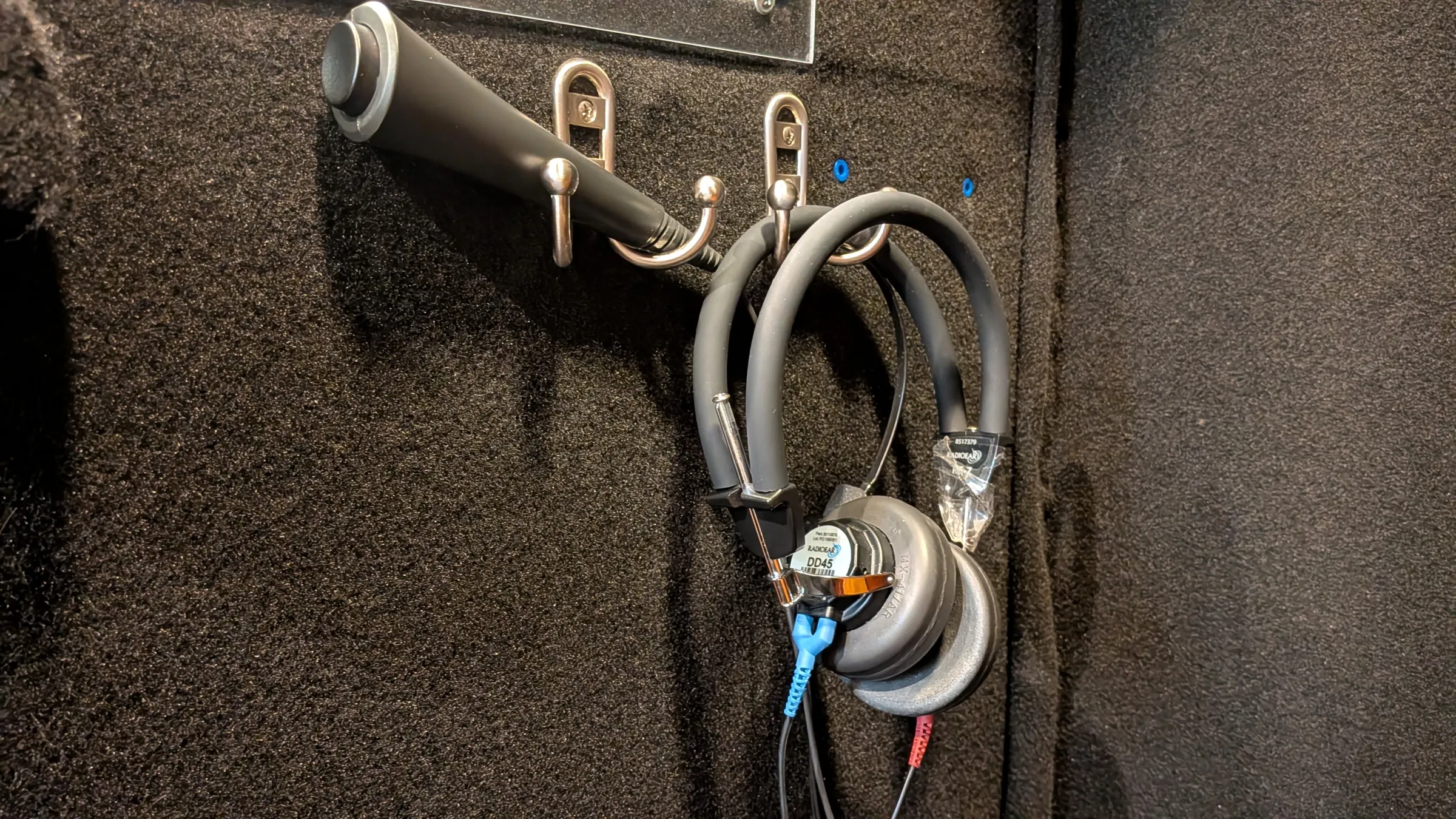 hearing-test-headphones-clicker